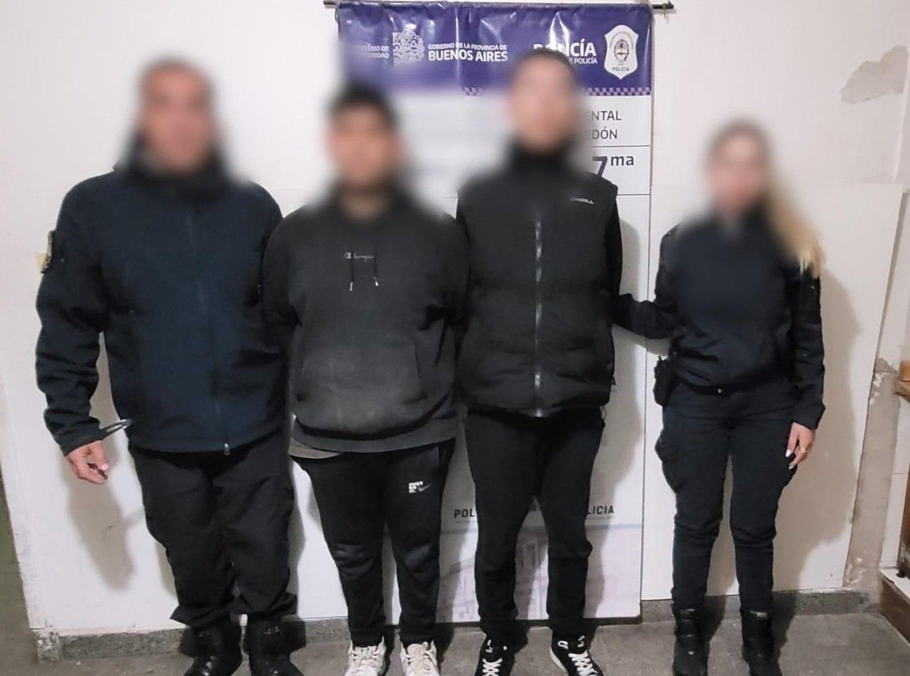 Fueron detenidos en el barrio Constitución y habrían cometidos varios robos de autos.