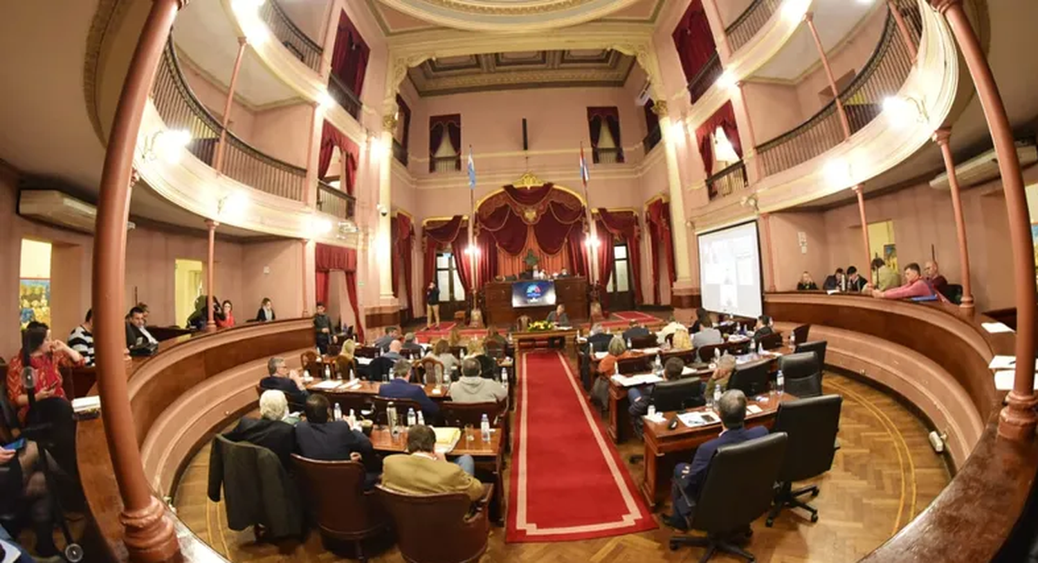 Diputados: echaron a un hombre por hostigar a Lucía Varisco