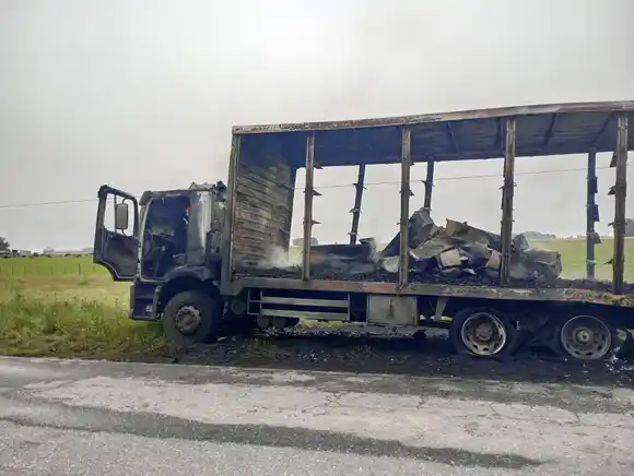 Video: Se incendió en ruta 227 un camión que traía ataúdes a Necochea