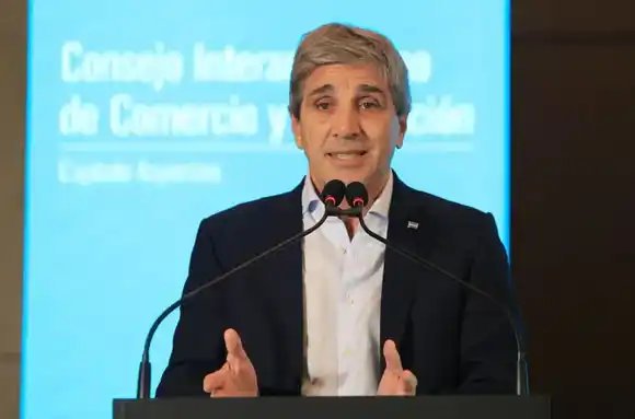 Caputo prepara medidas para alentar el uso de dólares