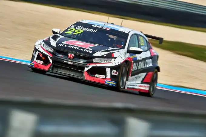 Girolami larga primero en una de las carreras