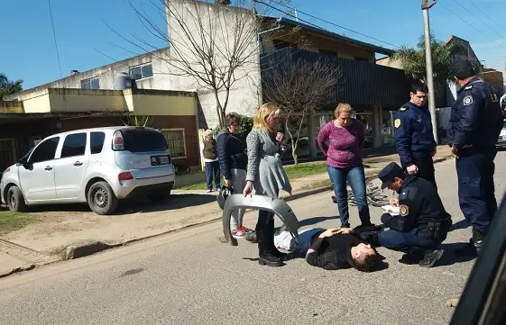 Lo encerró un auto y se llevó un susto grande