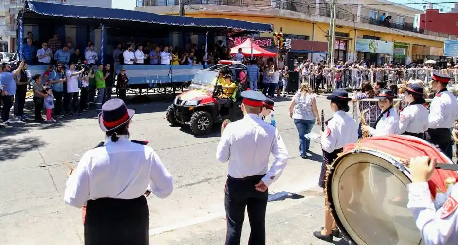 Ezpeleta celebró su 145º aniversario con un desfile tradicionalista y un festival artístico