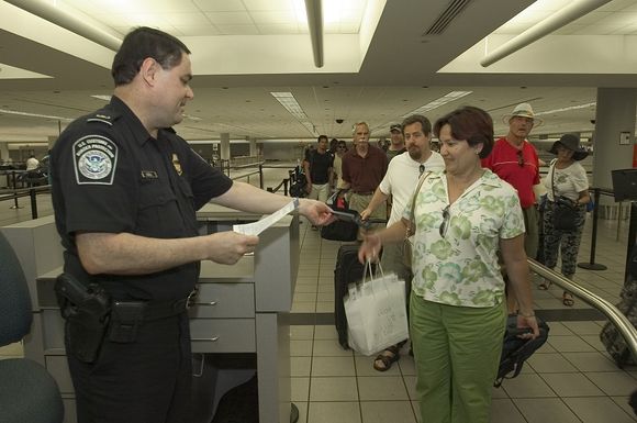 Diez aeropuertos se sumarían al programa de control aduanero en origen de Estados Unidos