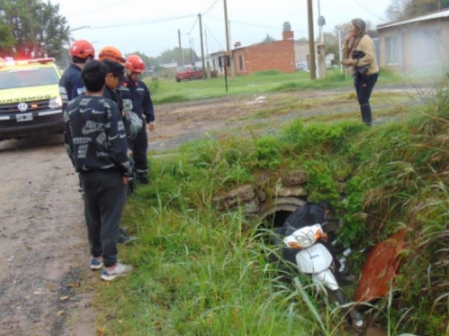 El motovehículo terminó en la cuneta.