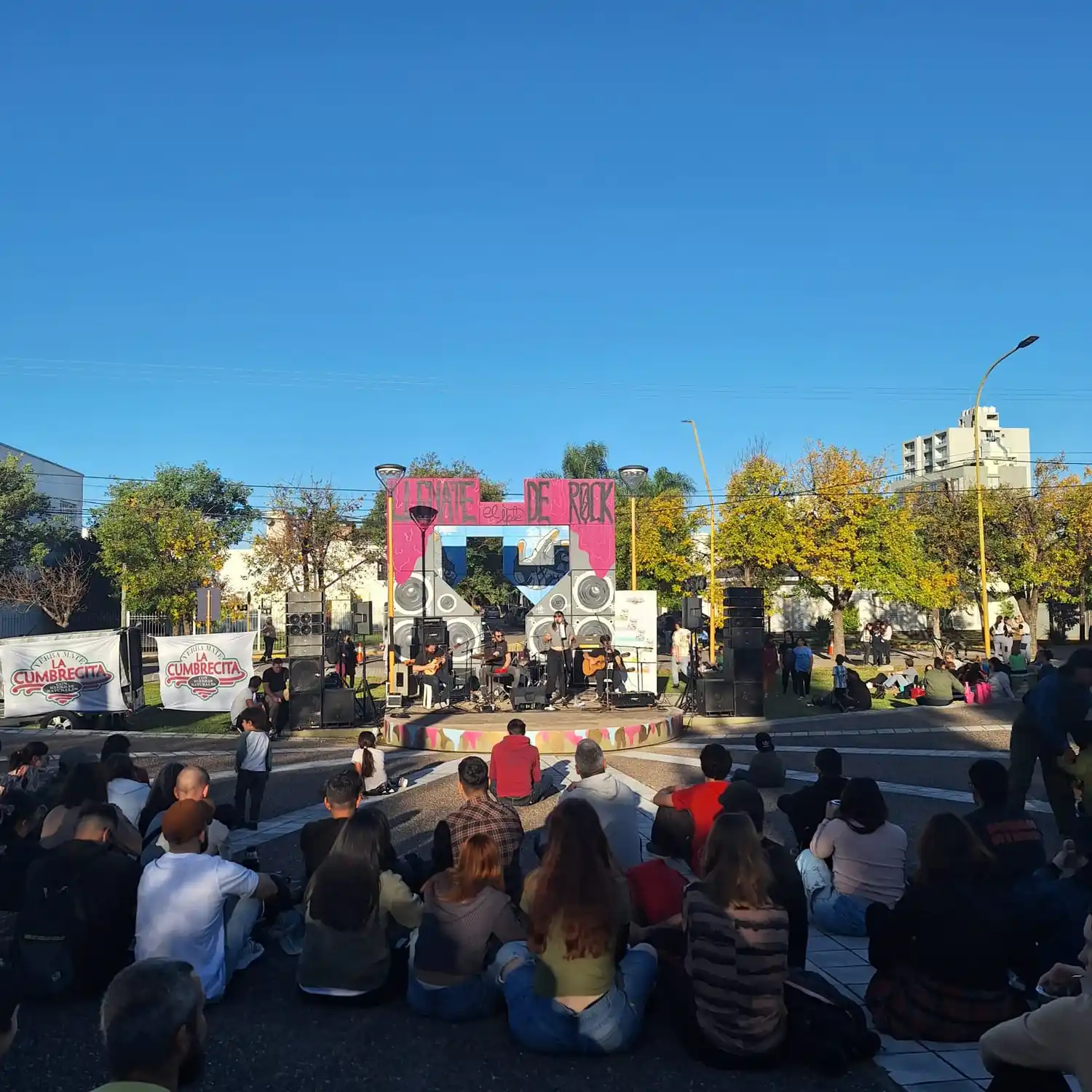 La primera jornada tuvo un gran marco de público que se acercó a escuchar las distintas bandas