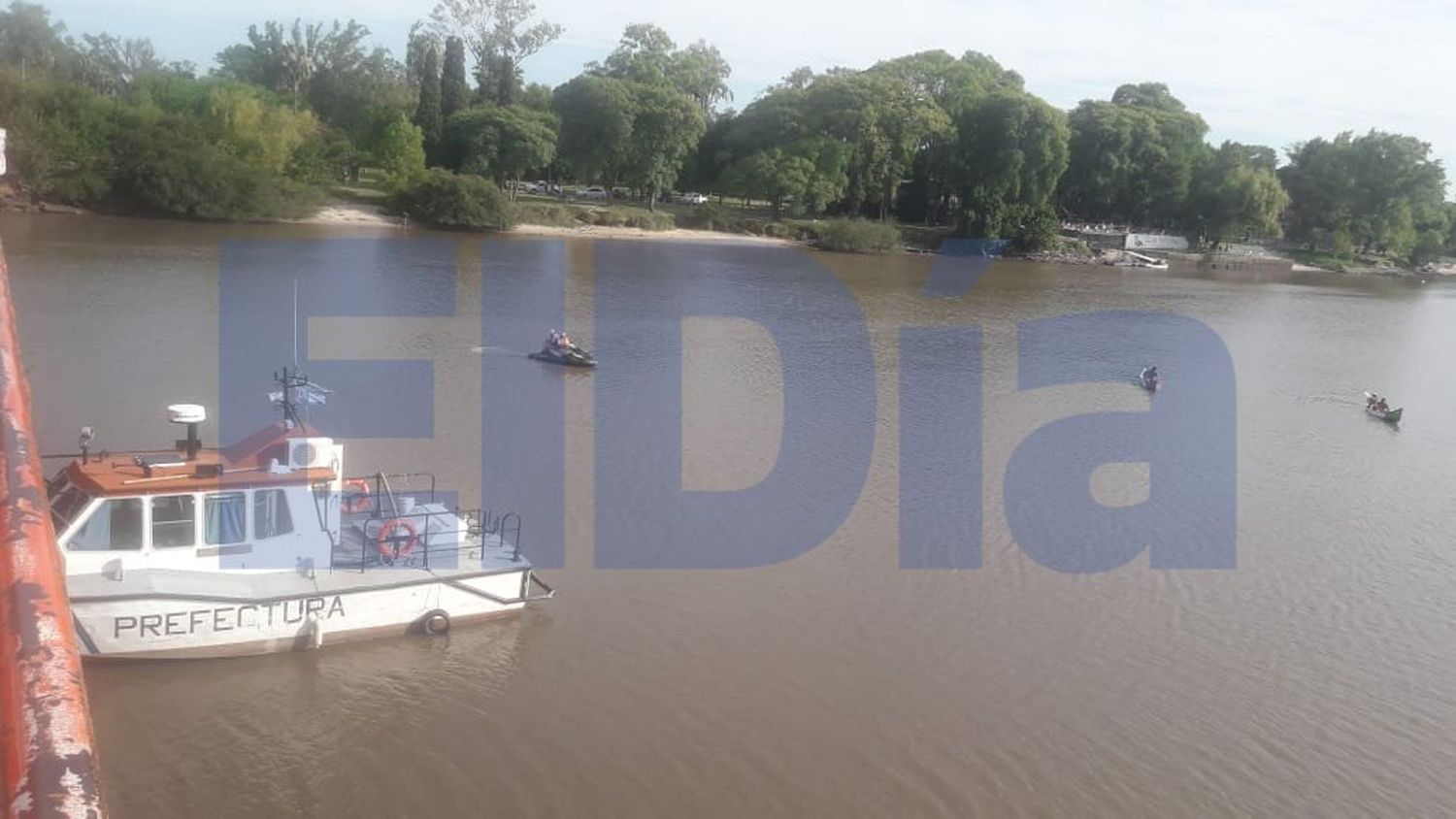 Pasadas las 20, se suspendió la búsqueda del hombre que se tiró al río