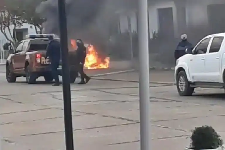 Prendieron fuego frente a la intendencia de Chajarí: el intendente repudió el hecho