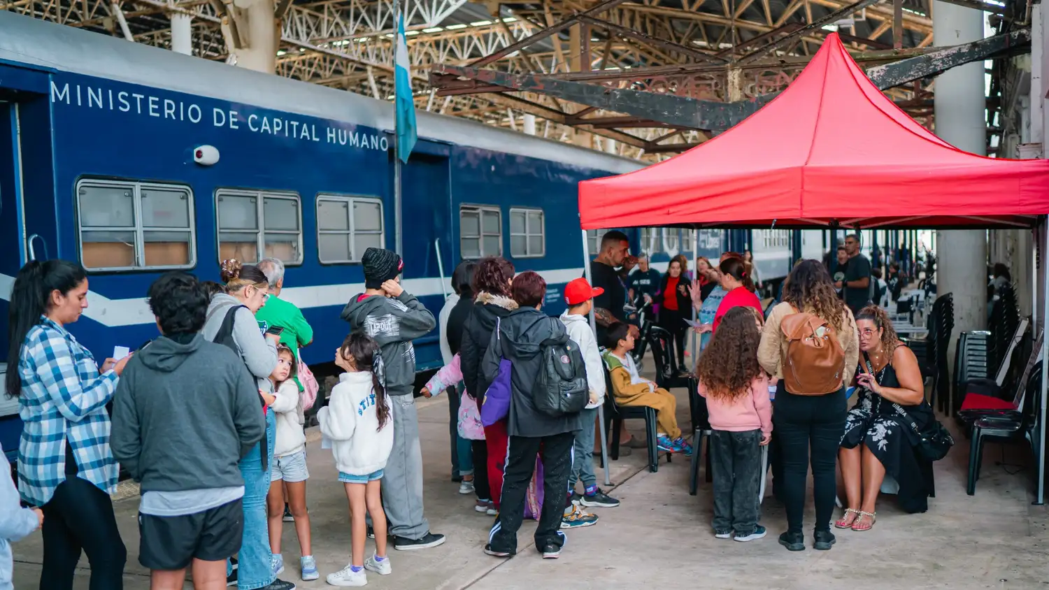 La presencia del tren en la ciudad se enmarca en una acción conjunta entre el Gobierno Nacional y el Municipio de General Pueyrredon con el objetivo de facilitar el acceso a servicios esenciales para la población local.