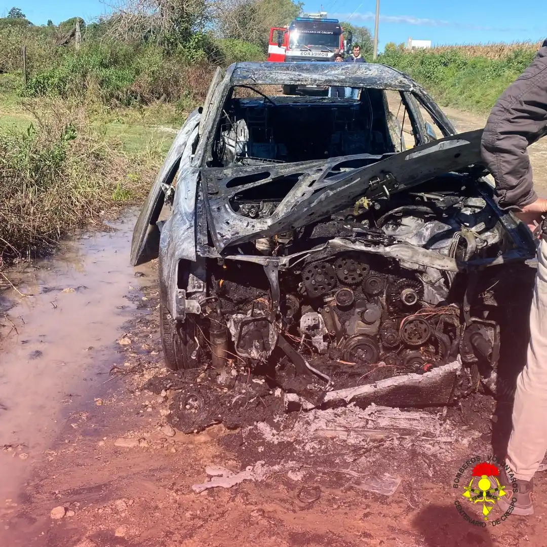 Incendio vehicular en calle 1 de mayo moviliza a los bomberos