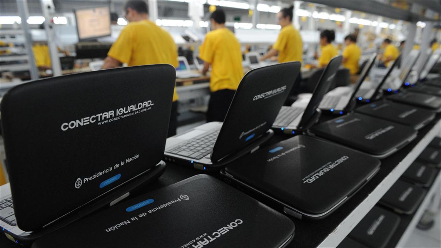Denuncian sobreprecios, pero sigue el plan de netbooks