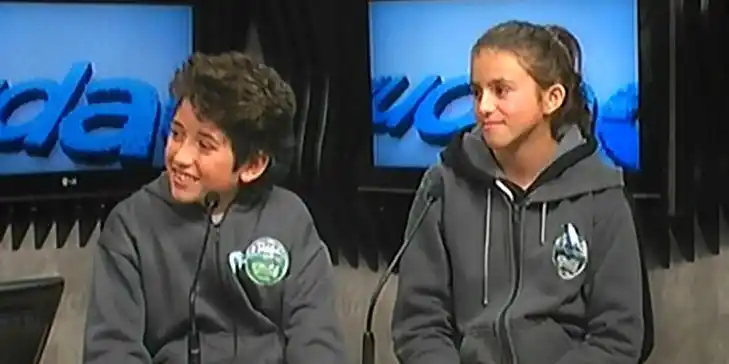 Alumnos de la Técnica 3 elaboran bolsas para autos en el marco de un proyecto ambiental