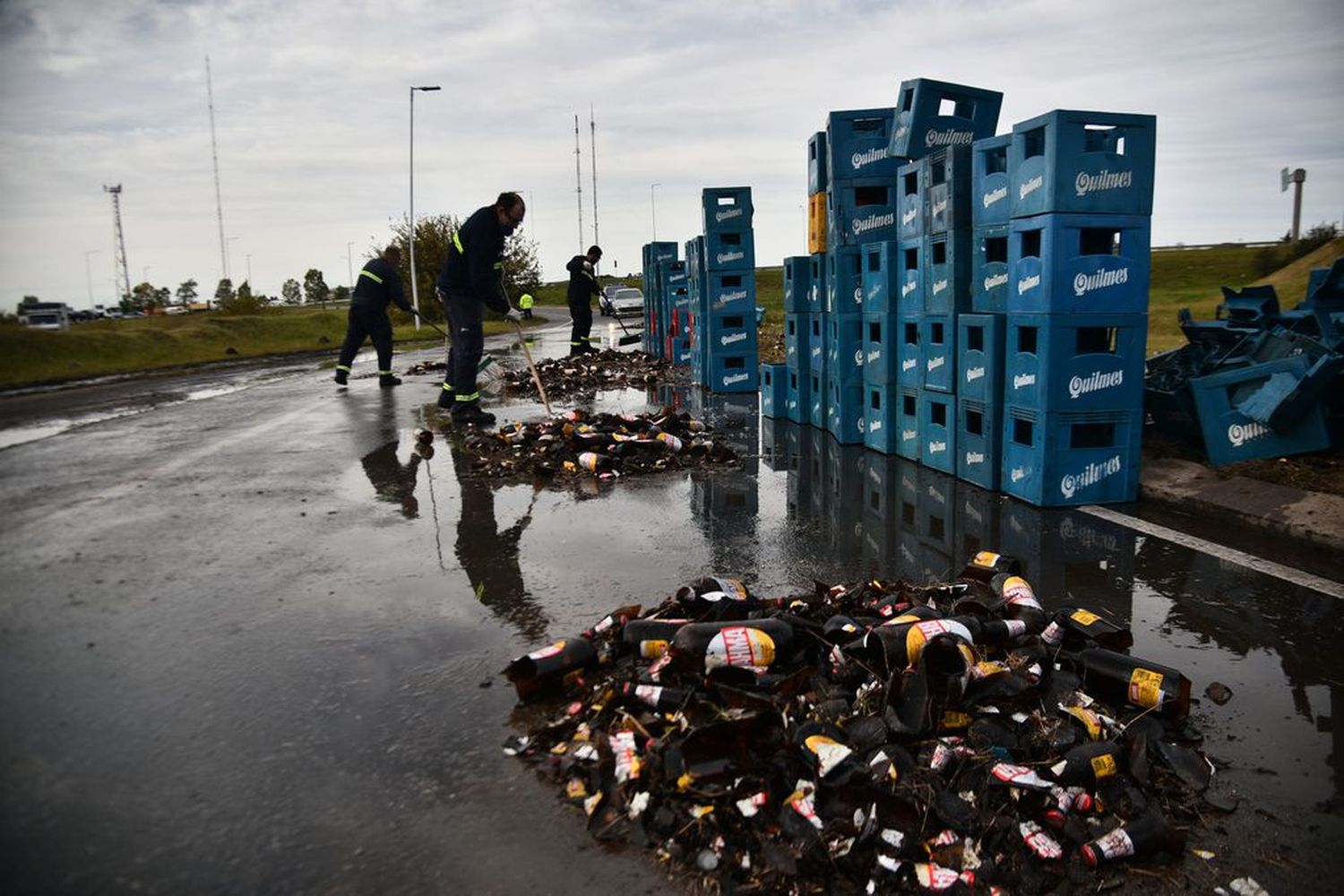 Córdoba: camión que trasladaba cervezas perdió parte de su carga en avenida Circunvalación