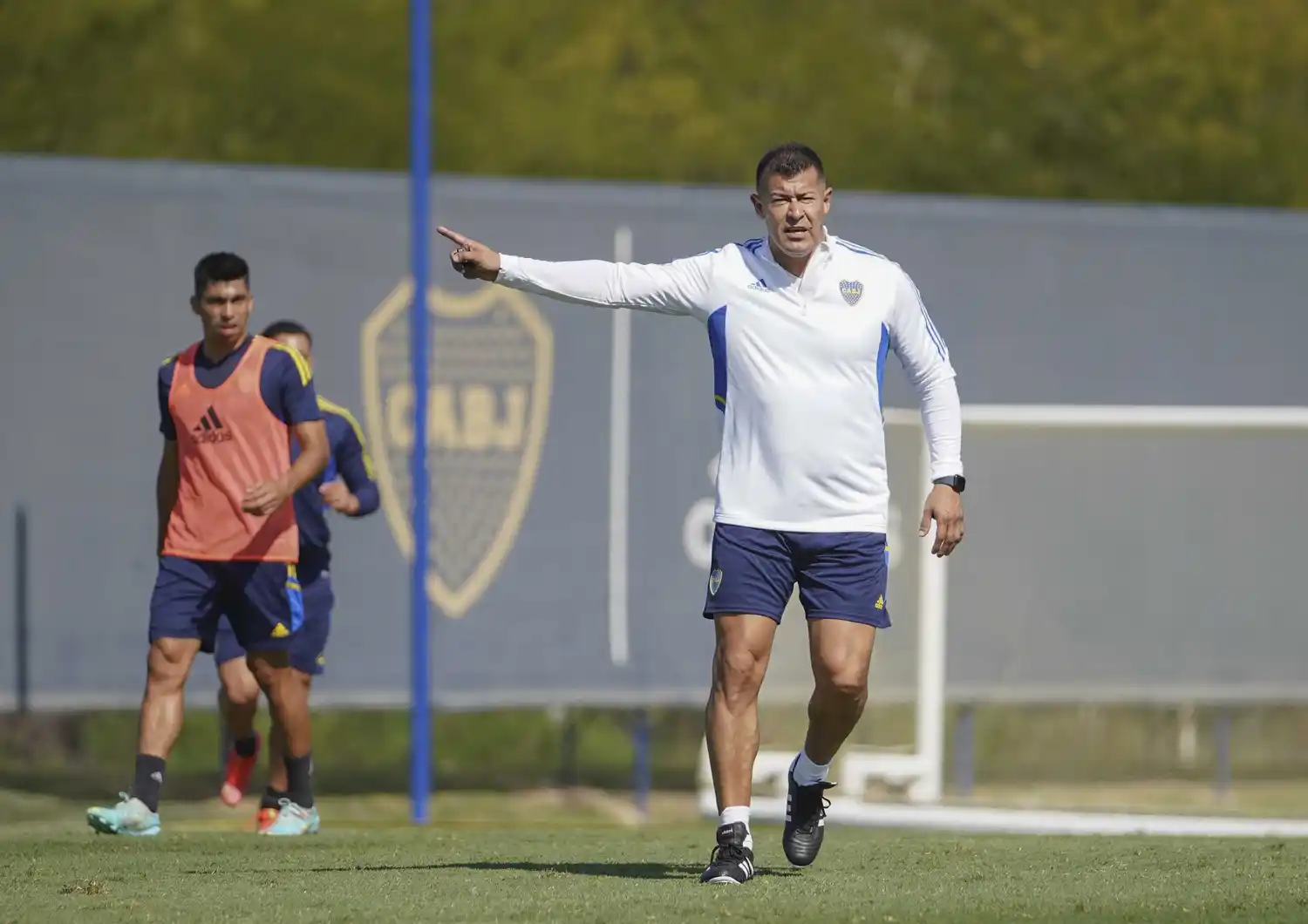 Almirón asumió y dijo estar “preparado para este compromiso”