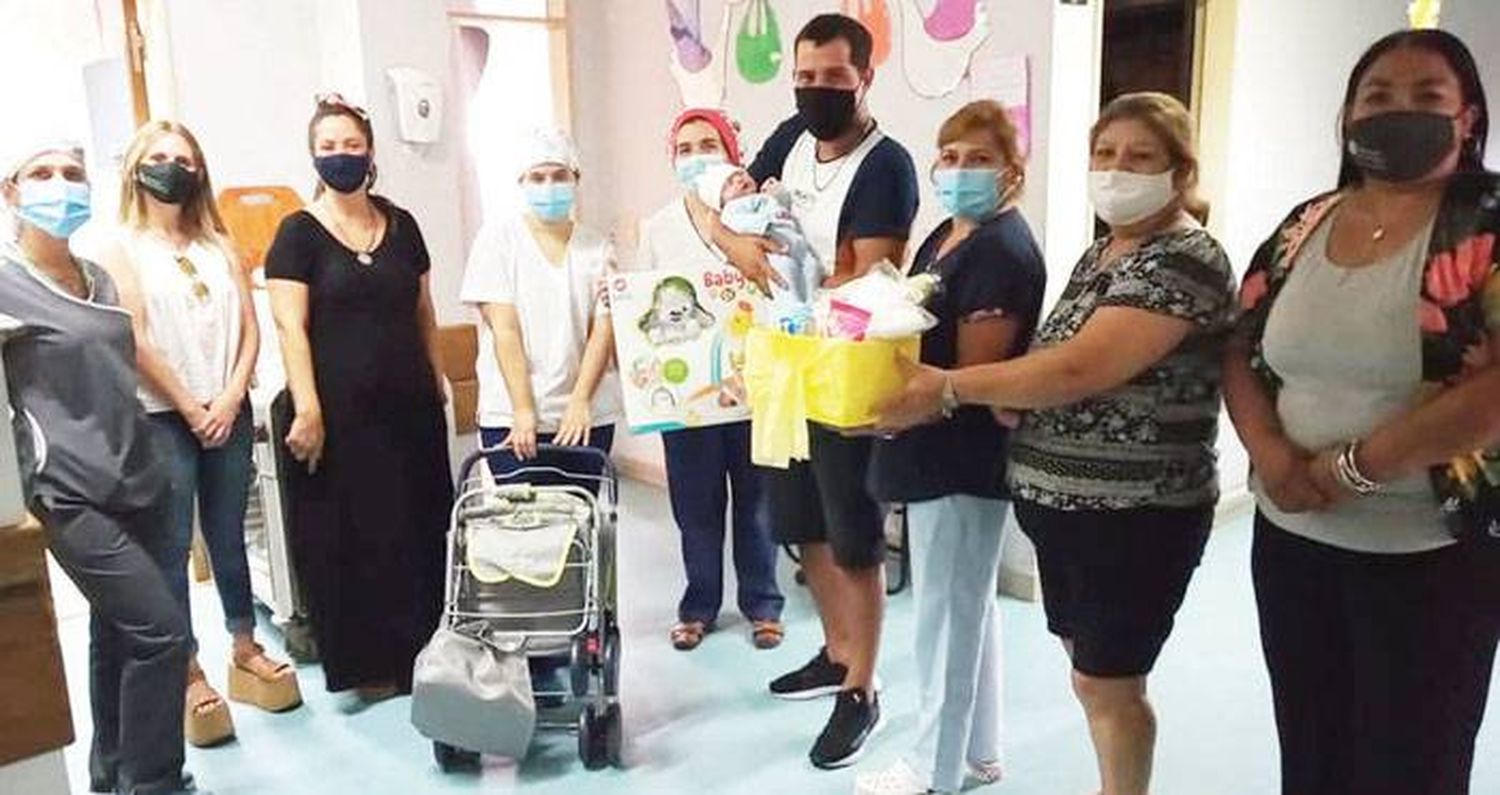 Regalos para el último y el primer bebé del año, nacidos  en el Hospital Masvernat