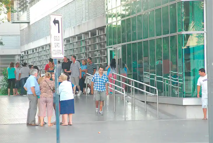 Un hombre cayó de un tercer piso al rescatar un gato