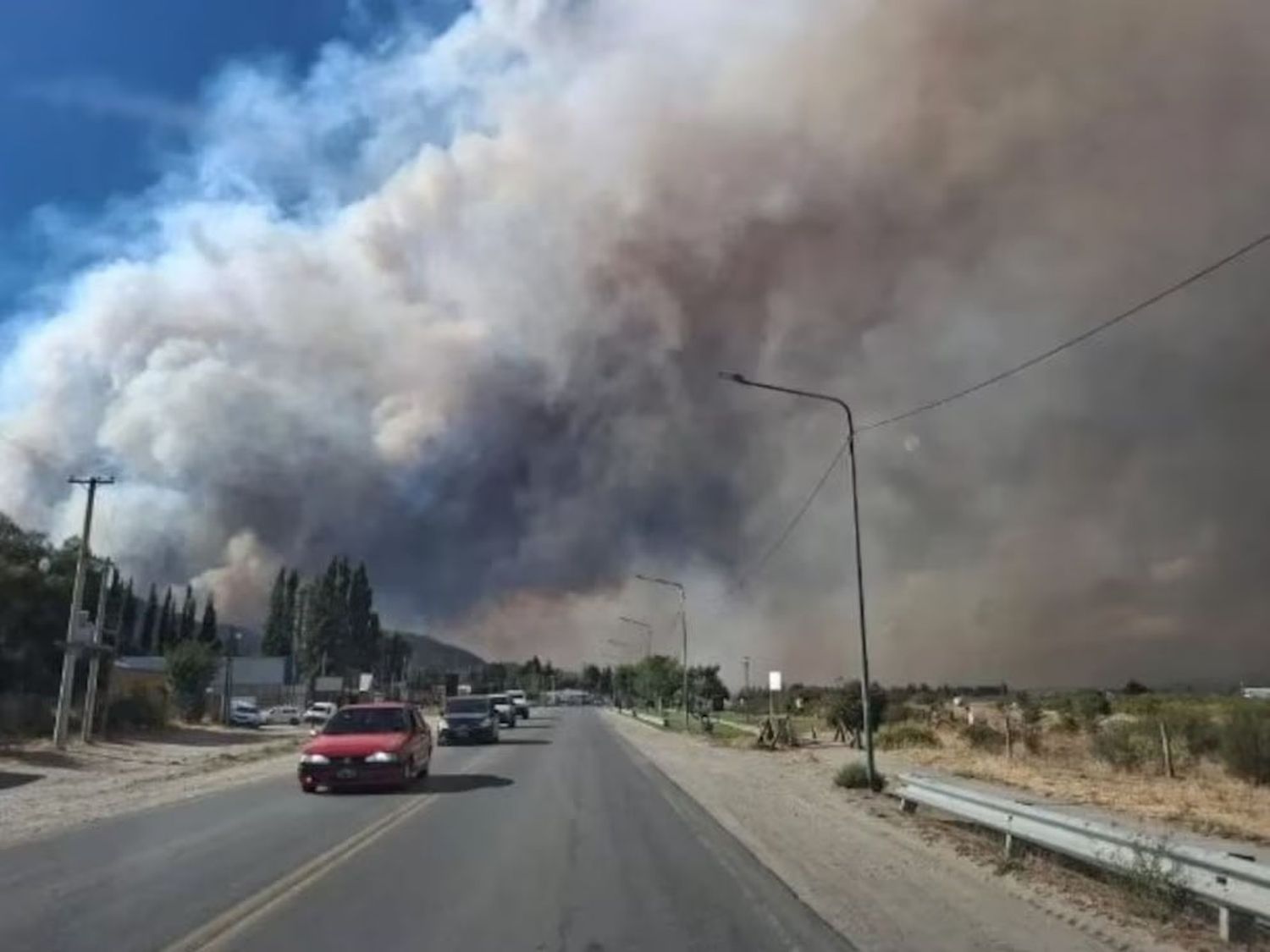 Fuego sin control y avanza hacia la ciudad: “Se está quemando todo, el caos es total”, advirtió el Intendente