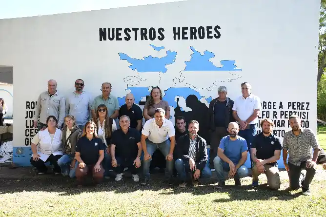 Inauguración de mural homenaje a los héroes de Malvinas en la Escuela Nº 21