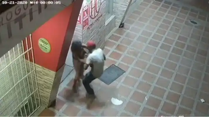 ¡ABERRADO! En Colombia buscan a sujeto que VIOLÓ a mujer con discapacidad mental, en plena calle
