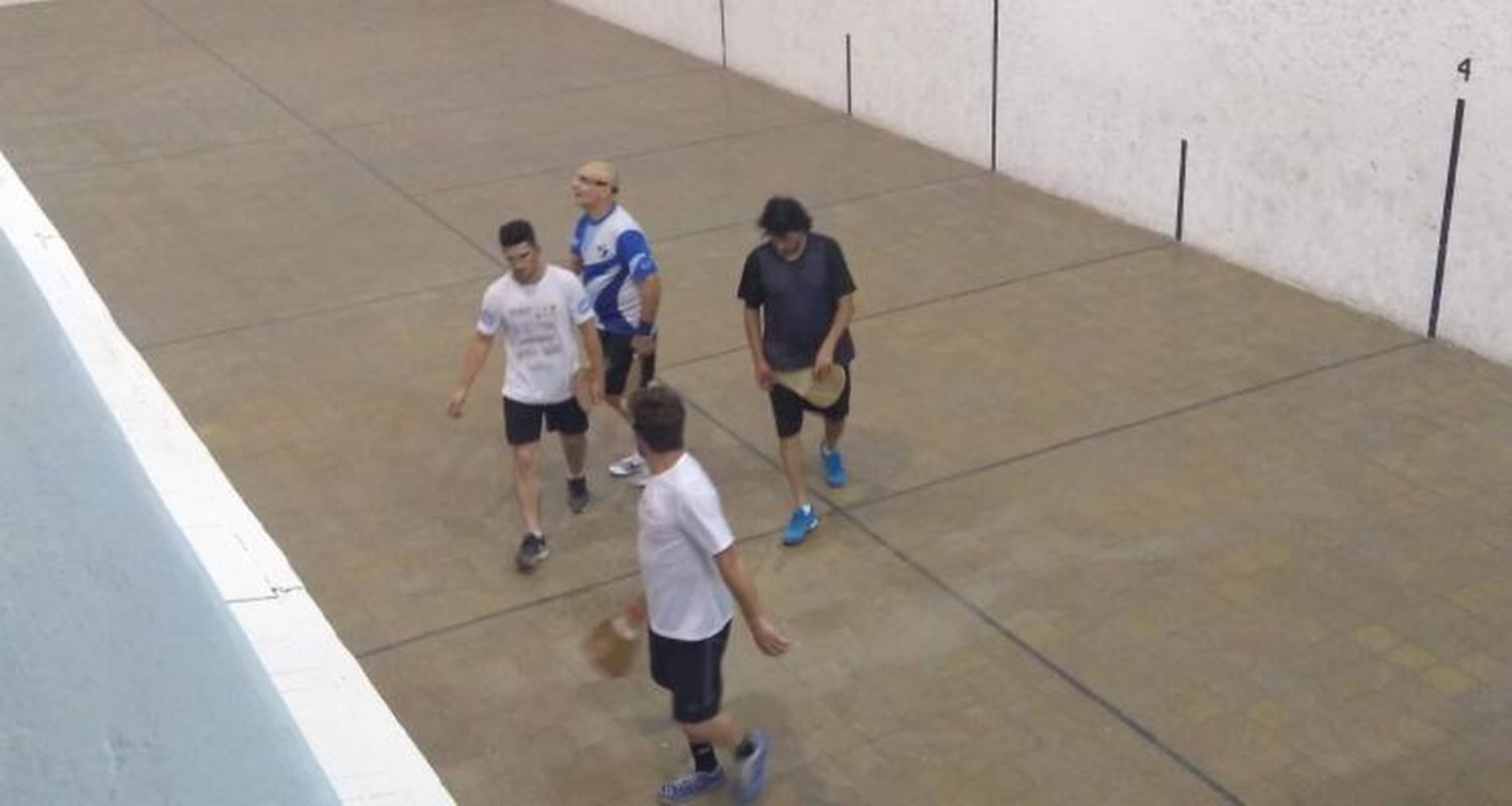 Raúl Cheyllada y la cancha de pelota a paleta del Centro de Comercio: “Se puede concesionar o administrarla directamente”