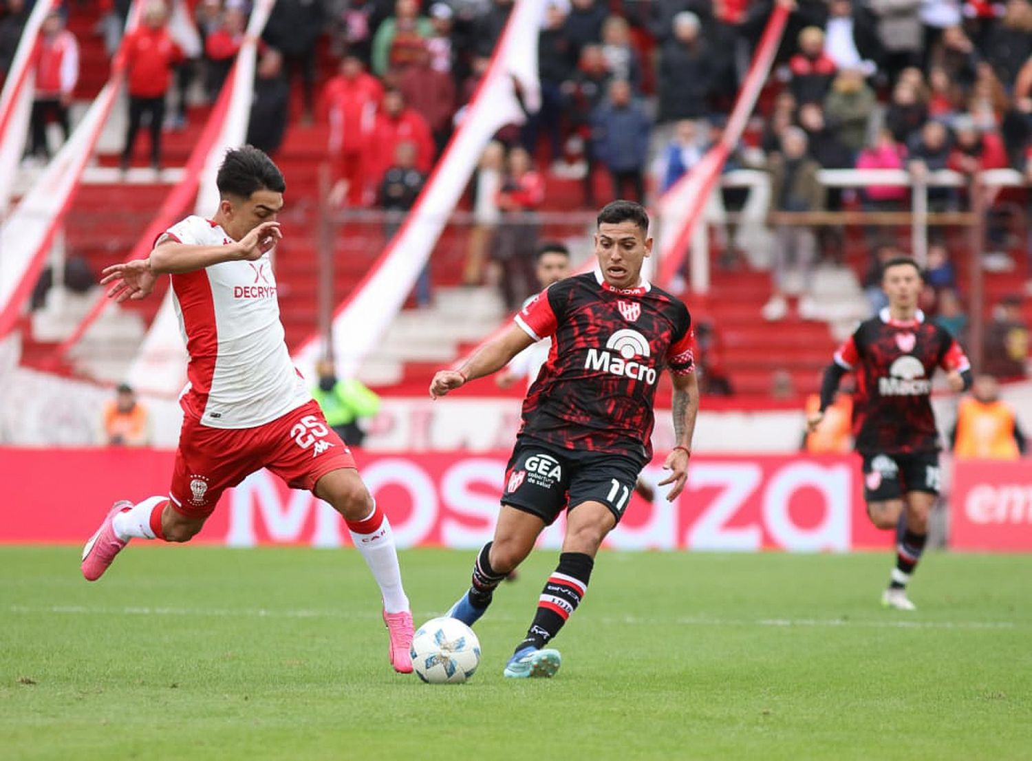 César Ibáñez traslada el balón ante Santiago Rodríguez.