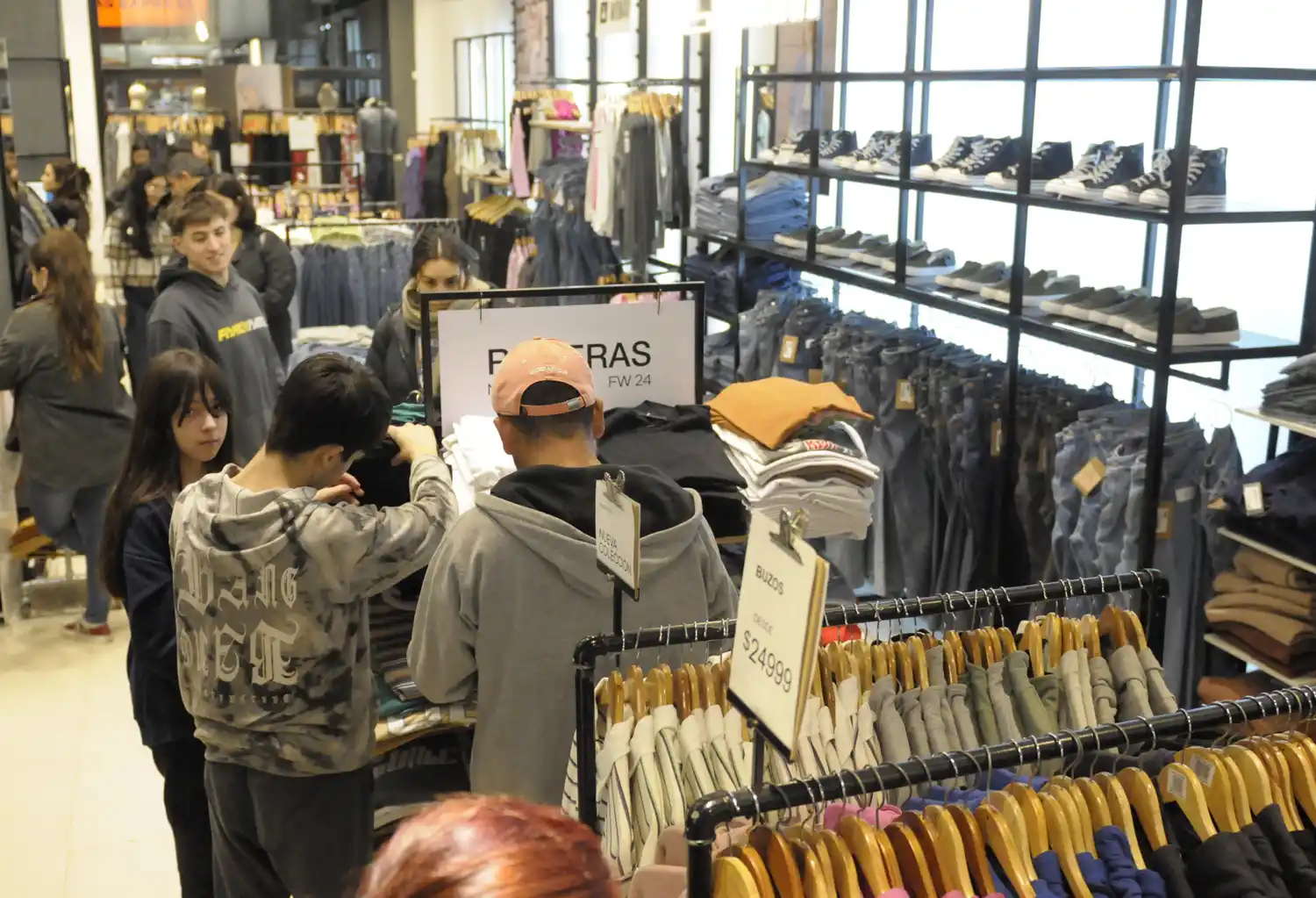 Las ventas minoristas subieron 24% interanual en febrero, pero no compensan el desplome del año pasado