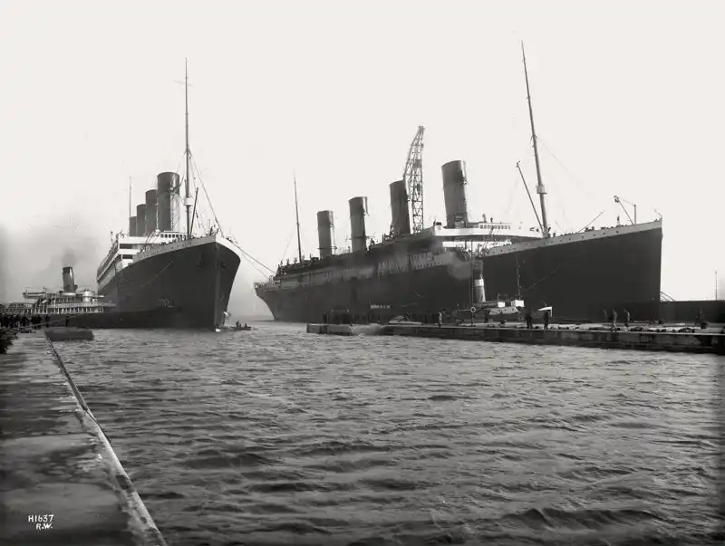 El Olympic (a la izquierda) junto al Titanic (a la derecha) en marzo de 1912.