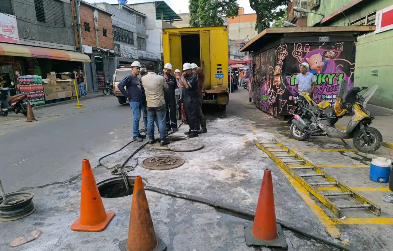 ¡MOTORIZADO Y SU HIJA SE SALVARON DE MILAGRO! EXPLOTA tanquilla de Corpoelec en Catia este #15May