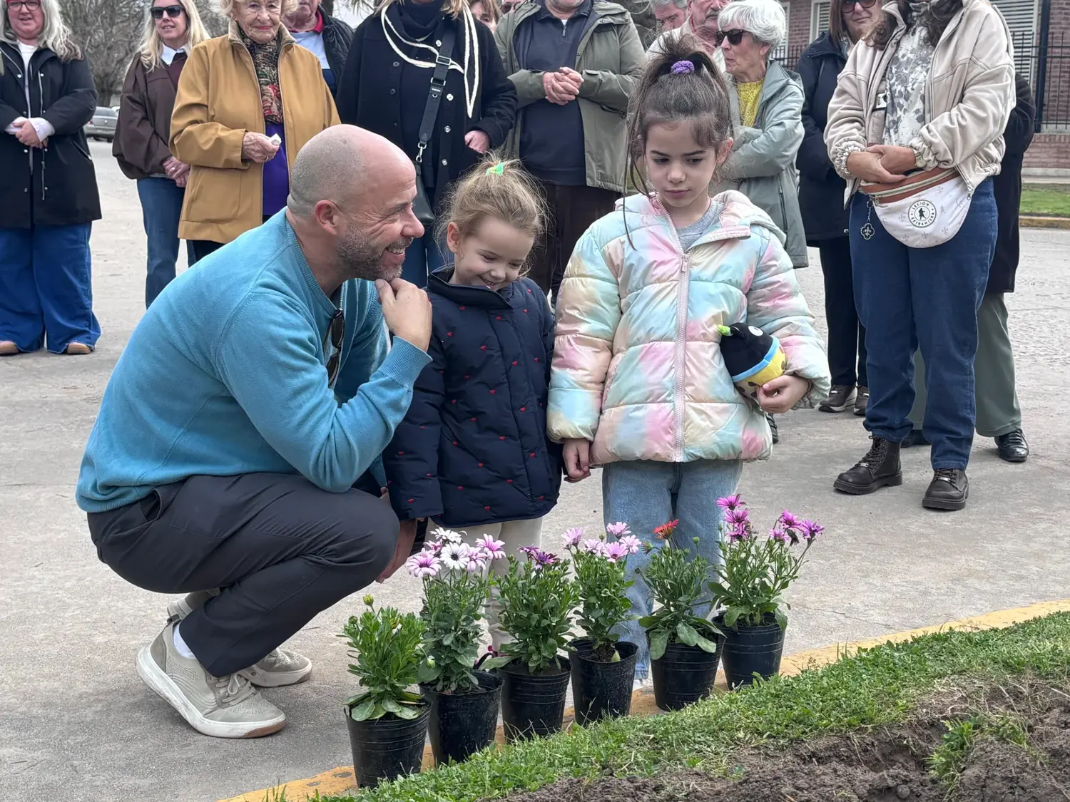 Su hijo, Daniel Esteban Pagani, y sus nietas participaron del homenaje y de la plantación de flores en memoria de Daniel Osvaldo Pagani