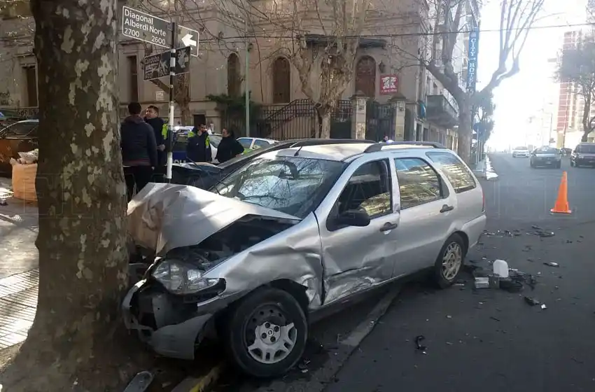 Fuerte choque en el centro: una mujer debió ser hospitalizada