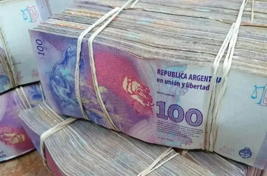 Billetes de $100 se venden a $10 mil cada uno por increíble motivo