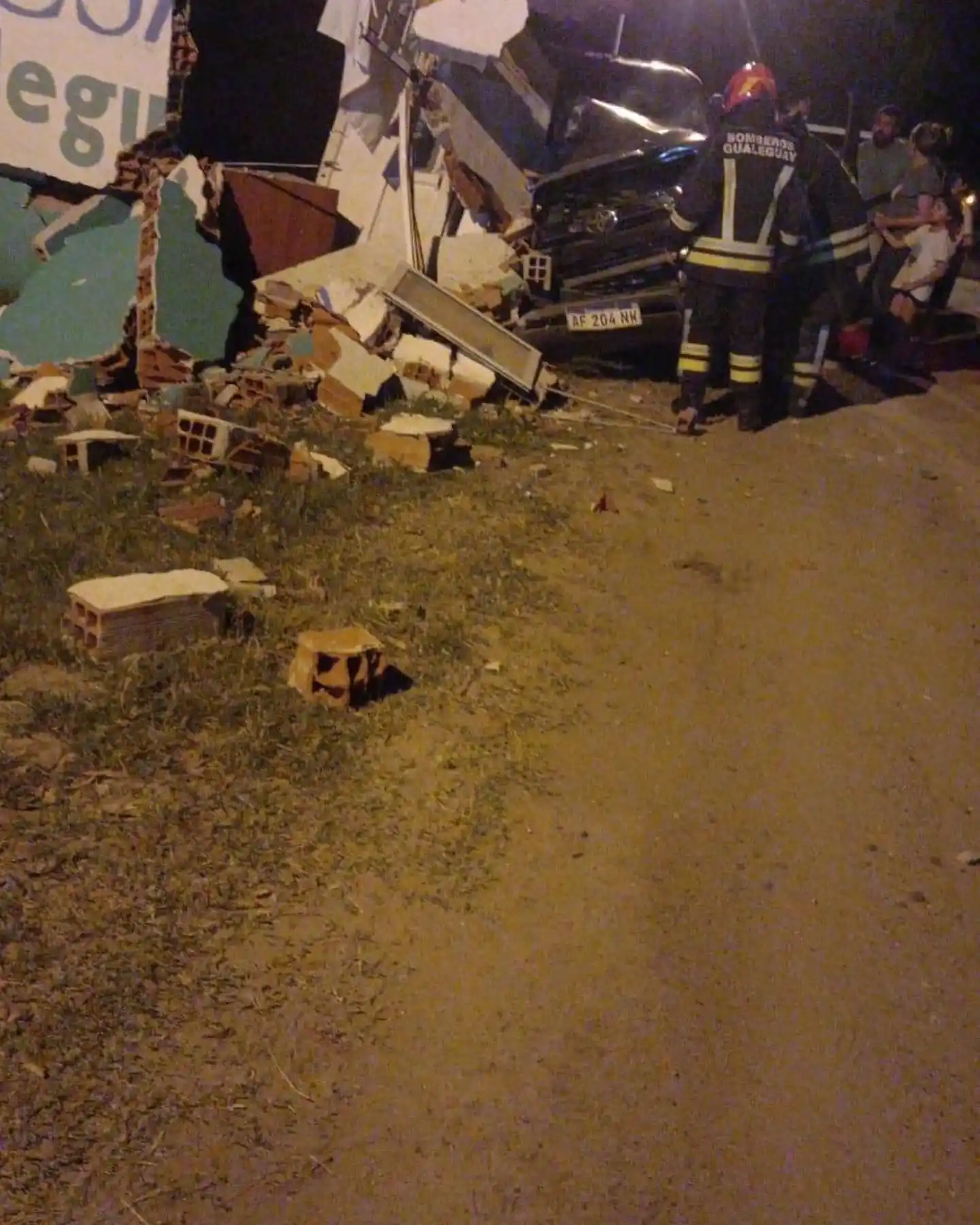 Una camioneta chocó contra el puesto de DICSA