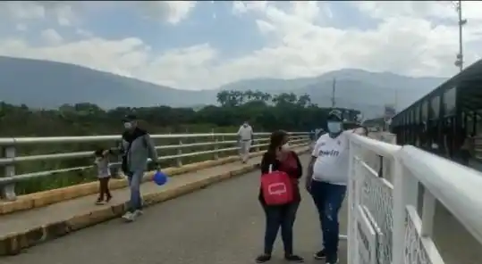 ENFRENTAMIENTO EN LAS TROCHAS afectó el libre tránsito por el puente internacional Simón Bolívar