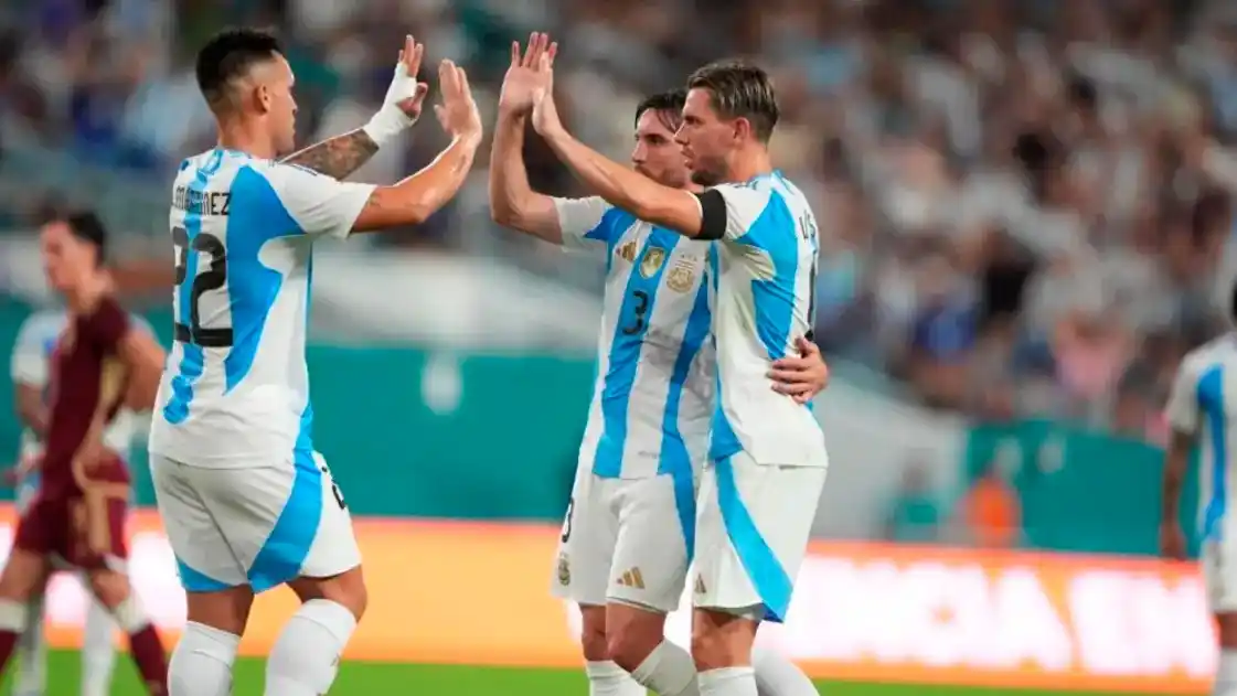 Lautaro festeja el único gol del partido con su autor: Giovani Lo Celso