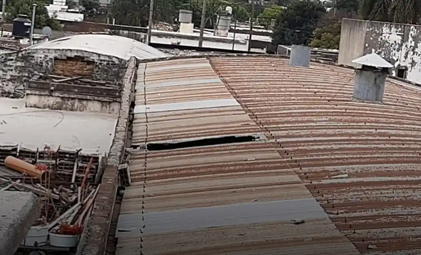 El rescate de una gata terminó en tragedia: una mujer cayó desde un techo y murió