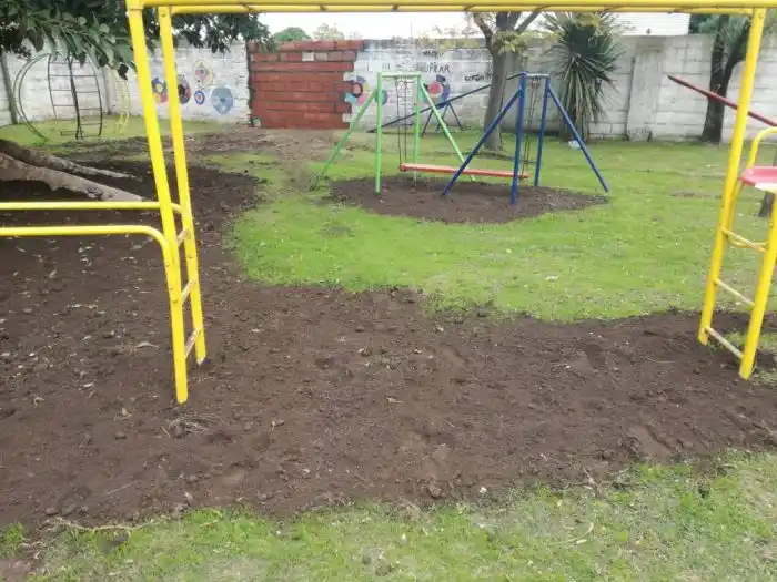 Mantenimiento en el patio del Jardín de Infantes 901