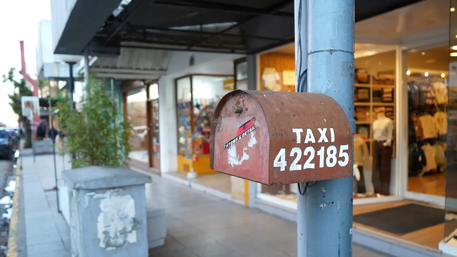 Sin uso. La casilla de teléfono de la parada de taxis de 62 y 59.