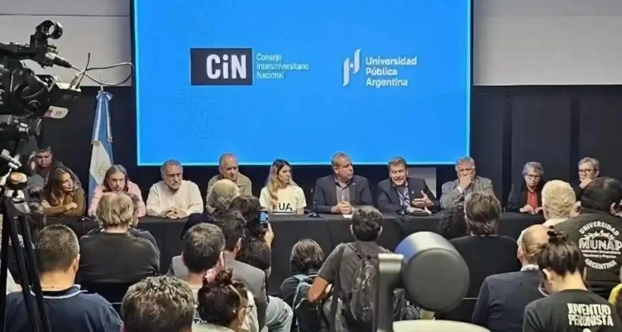 El CIN pidió al Gobierno que alcance un pronto acuerdo de actualización salarial con los gremios docentes en el marco de las paritarias del sector a fin de garantizar las condiciones que permitan el normal funcionamiento de nuestras universidades.