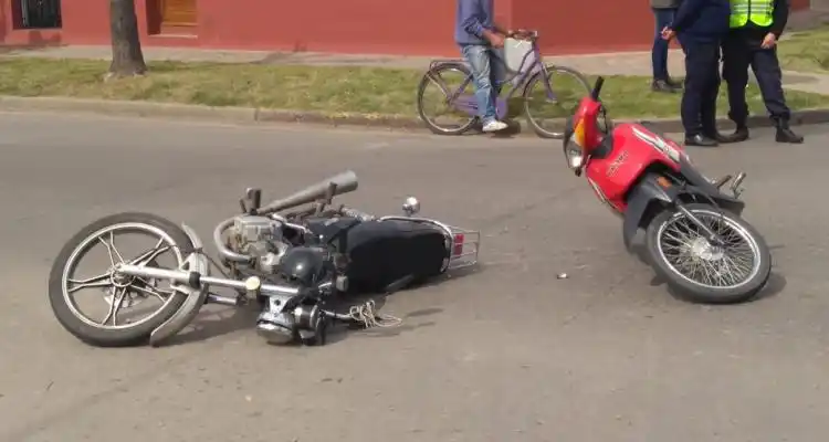 Chocaron dos motos en 3 de Febrero y Litoral: un hombre trasladado al Hospital