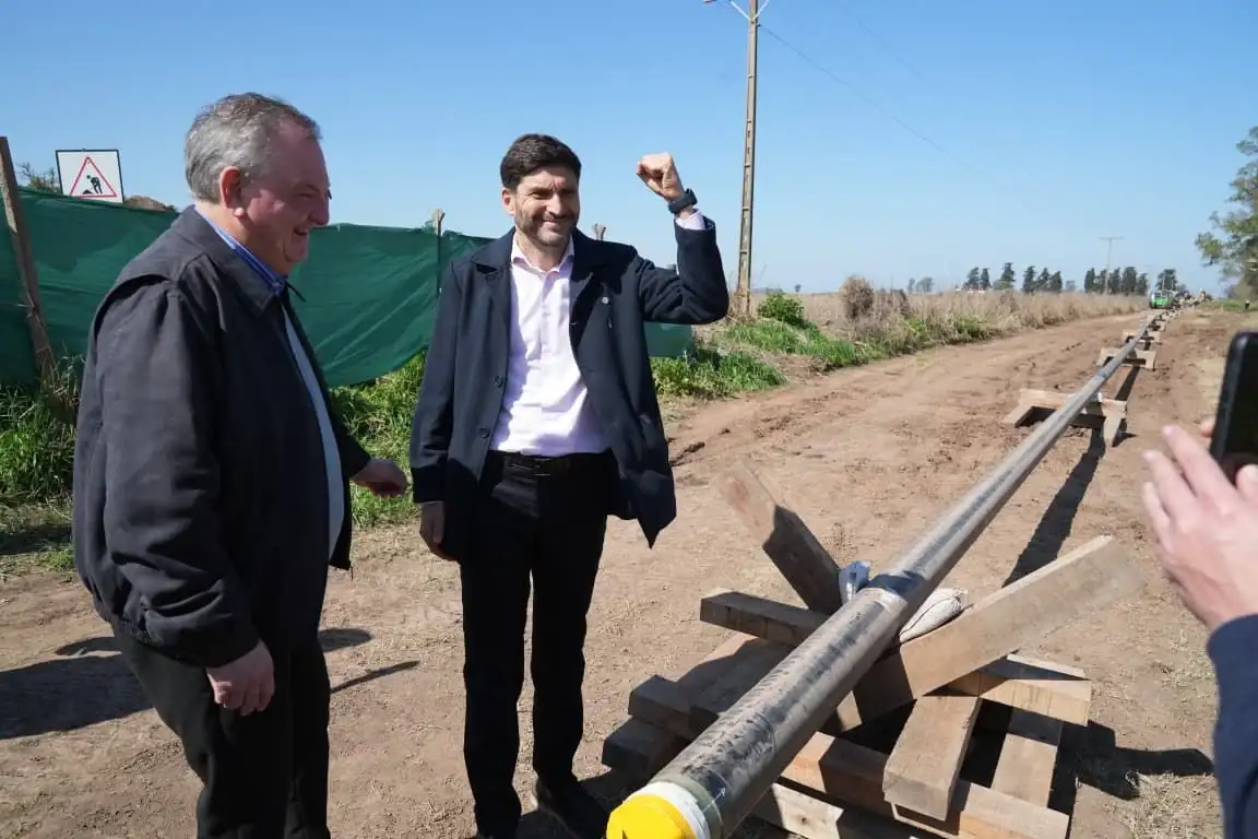 Pullaro recorrió el Gasoducto Sudoeste Lechero y destacó su impacto sobre la producción regional - 1