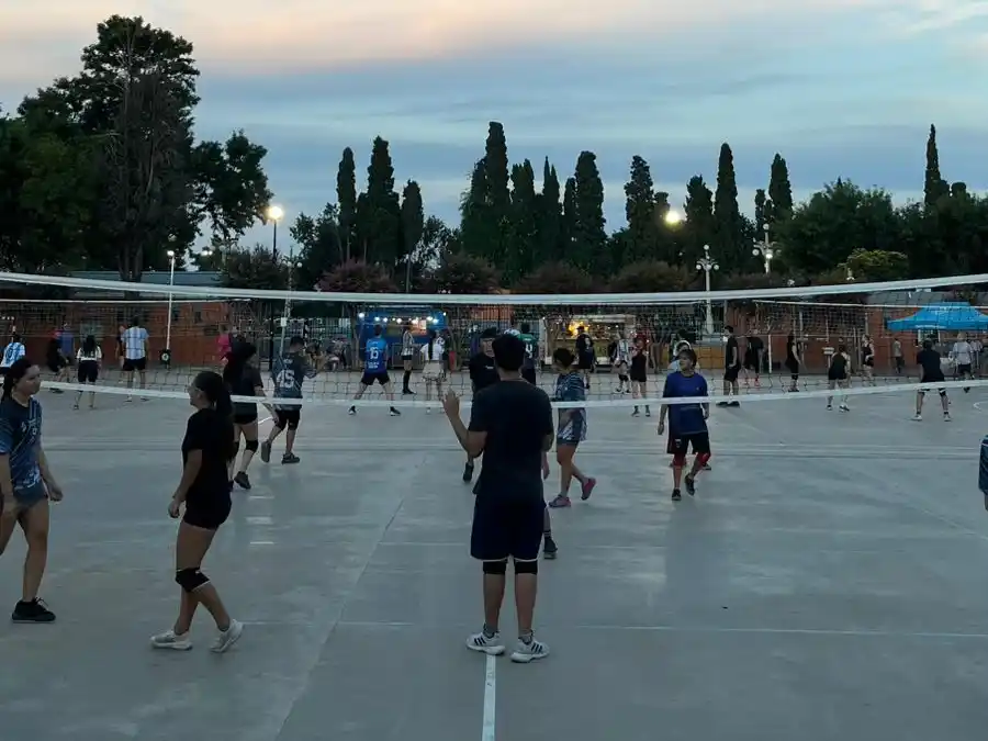 Vóley en el playón del Parque.