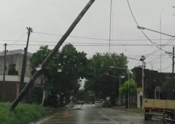 Temporal y diluvio en regiones de la Provincia: Voladura de techos y calles anegadas
