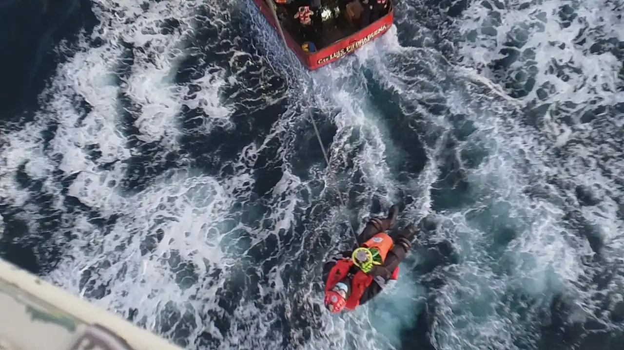 Con despliegues aéreos de precisión y personal altamente entrenado protagonizó operativos de aeroevacuación en Viedma y Bahía Blanca.