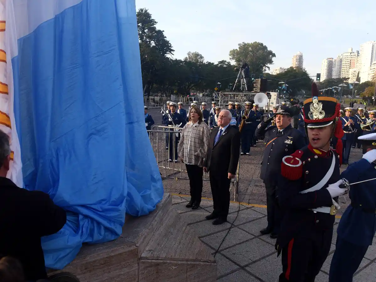 Lifschitz pidió en el Día de la Bandera priorizar "el acto cívico" y no alterarlo "con medidas de seguridad extrema"