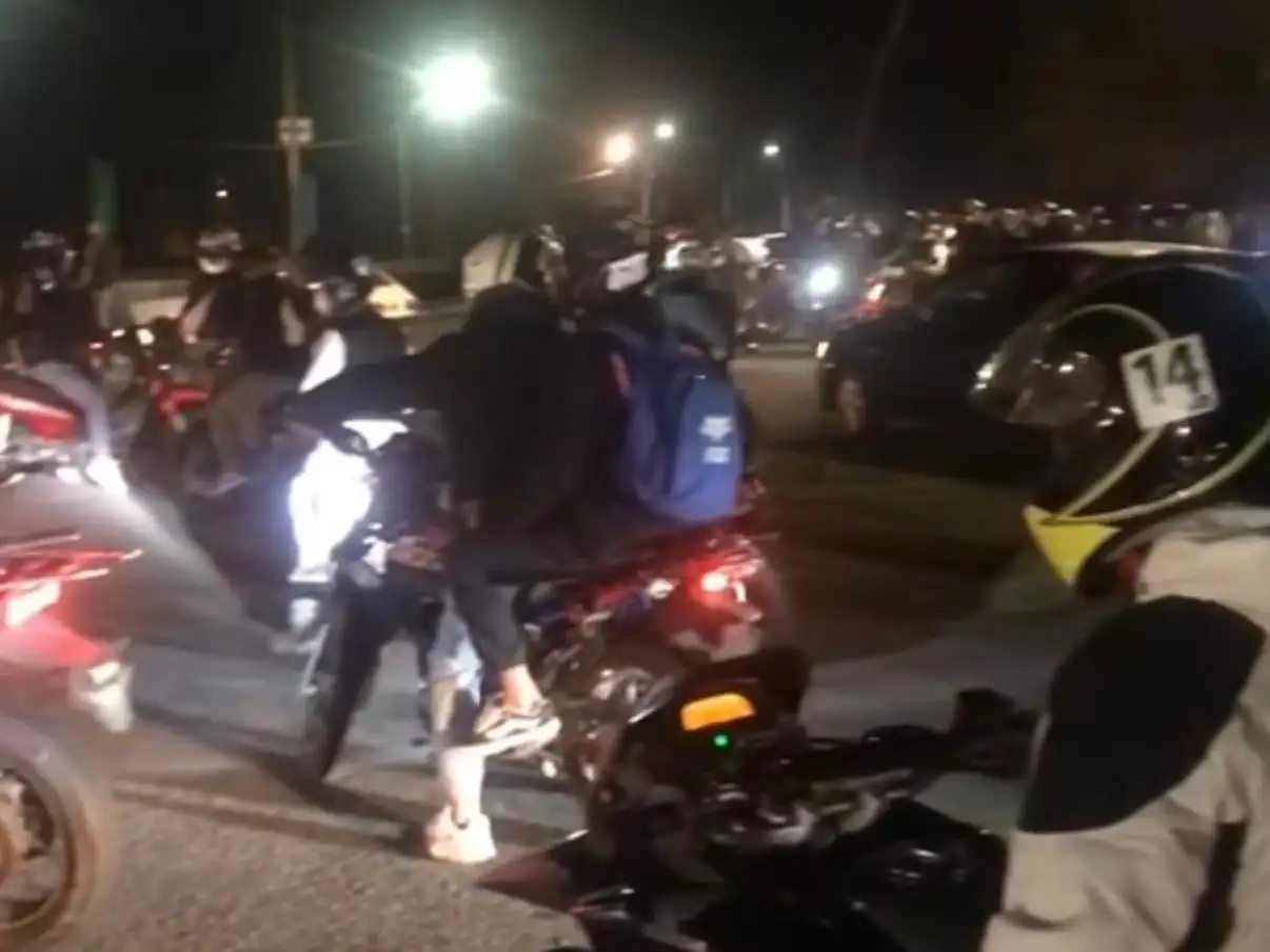 Caravana organizada por la cuenta Bs.As Cuelga para despedir al joven fallecido en un accidente de motos.