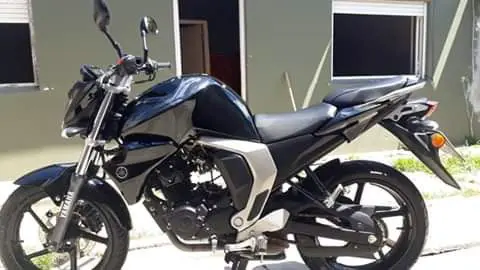 Robaron una moto de una casa y a la hora trataron de venderla