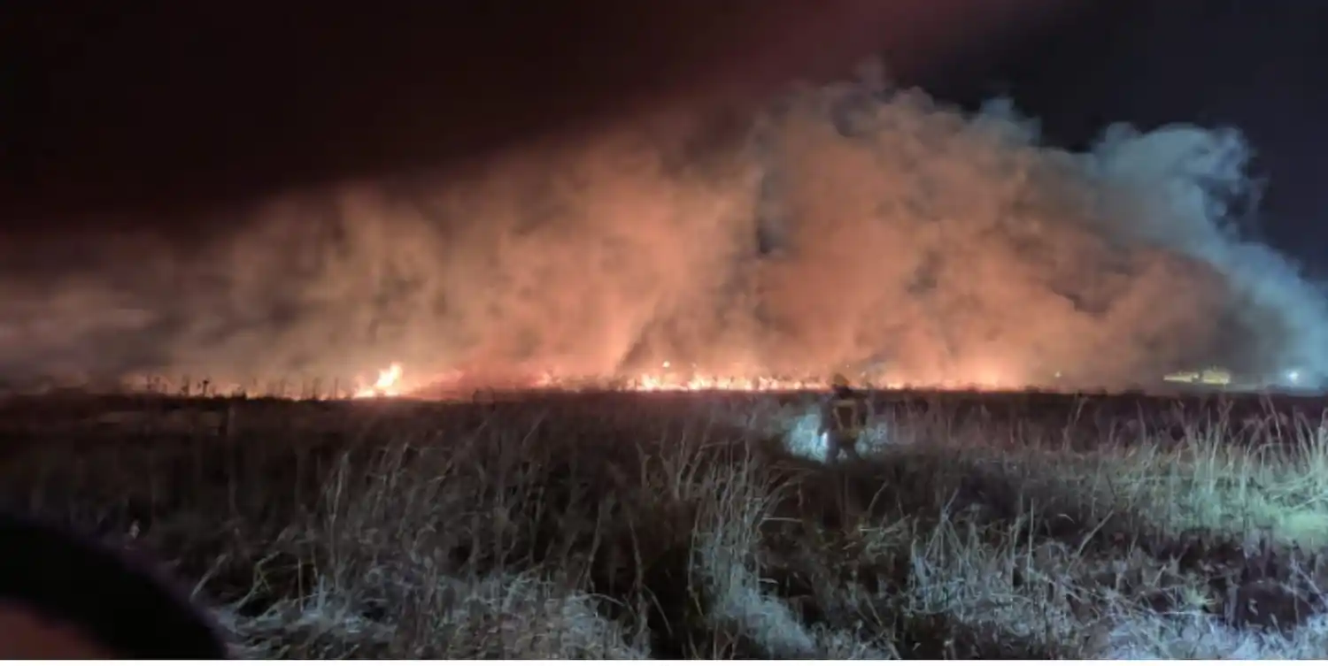 Los bomberos realizaron cortafuegos para evitar que la situación pase a mayores.