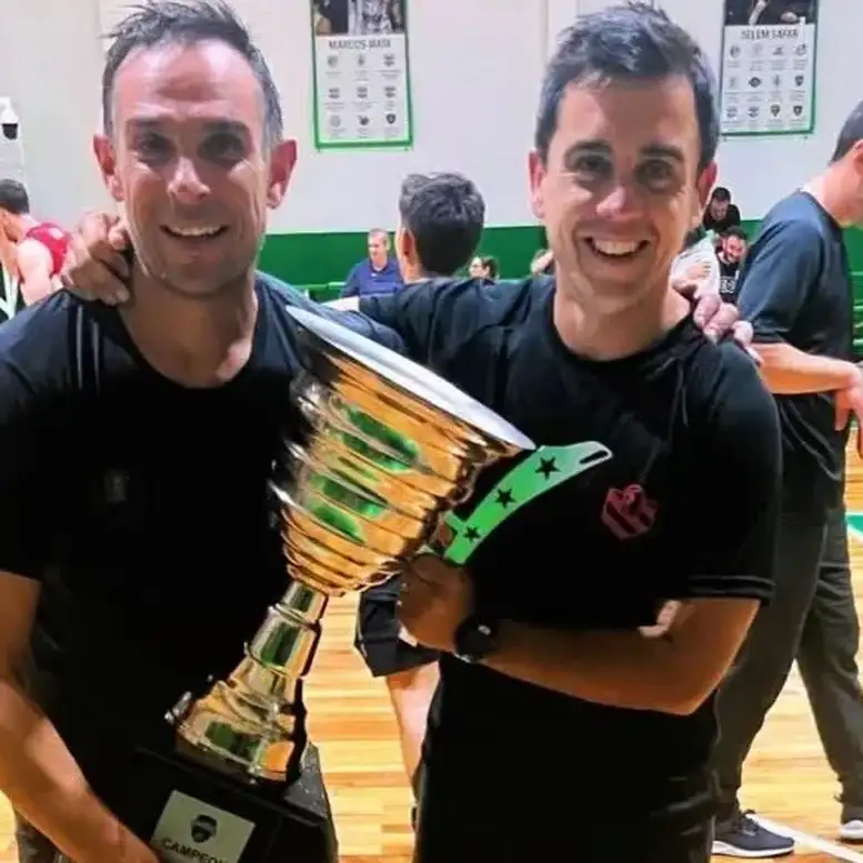 Una postal con el entrenador de básquet Emanuel Harstock cuando el plantel salió campeón provincial en 2024.