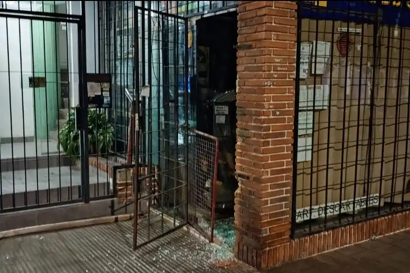 Violentó la puerta de una librería para entrar a robar y fue detenido