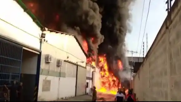 MÁS CISTERNAS PARA EVITAR SE PROPAGUE EL FUEGO: reportan incendio en fábrica de velas en Aragua  (+ Video)